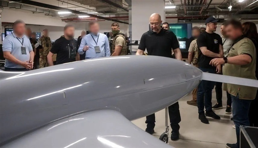 وزير الدفاع الأوكراني يتفقد أحد الطائرات المسيرة الأوكرانية (نيويورك تايمز)