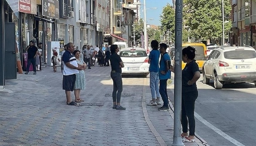 مواطنون أتراك يخرجون للشوارع بعد زلزال ملاطية (الأناضول)