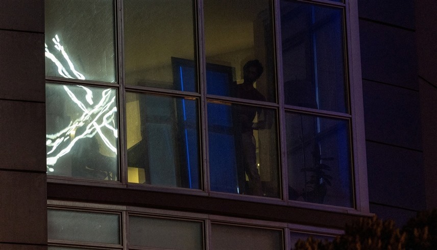 شعار منصة إكس منعكسة على زجاج مبنى مقابل (أرشيف / رويترز)