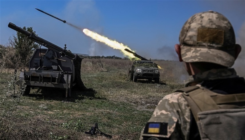 جندي أوكراني يراقب إطلاق قذائف نحو قواعد روسية (رويترز)