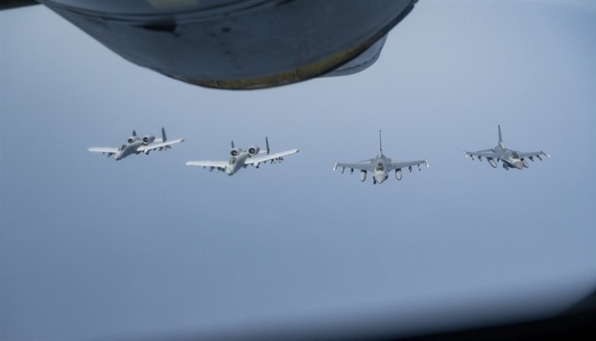 مقاتلات أمريكية خلال عملية تزود بالوقود فوق مضيق هرمز في يوليو (أ ف ب)
