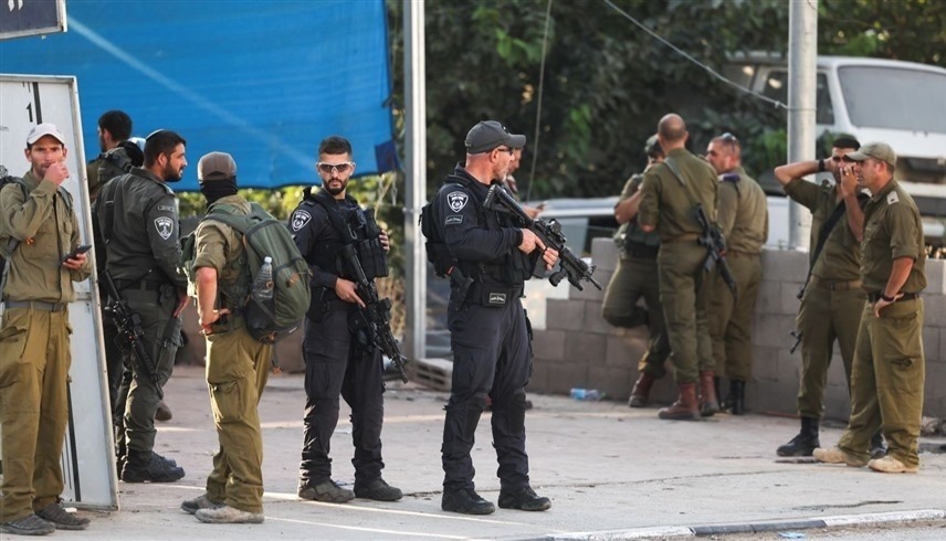 عناصر من الجيش الإسرائيلي في موقع هجوم وقع عصر السبت في بلدة حوارة شمالي الضفة الغربية (إكس)
