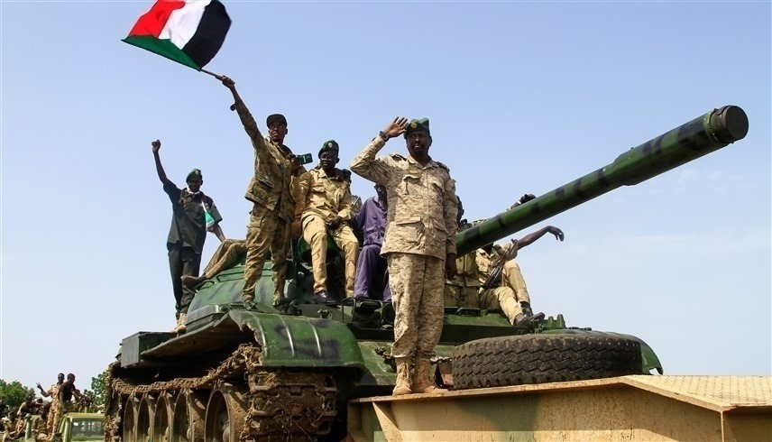 عناصر من الجيش السوداني فوق مدرعة (أرشيف)