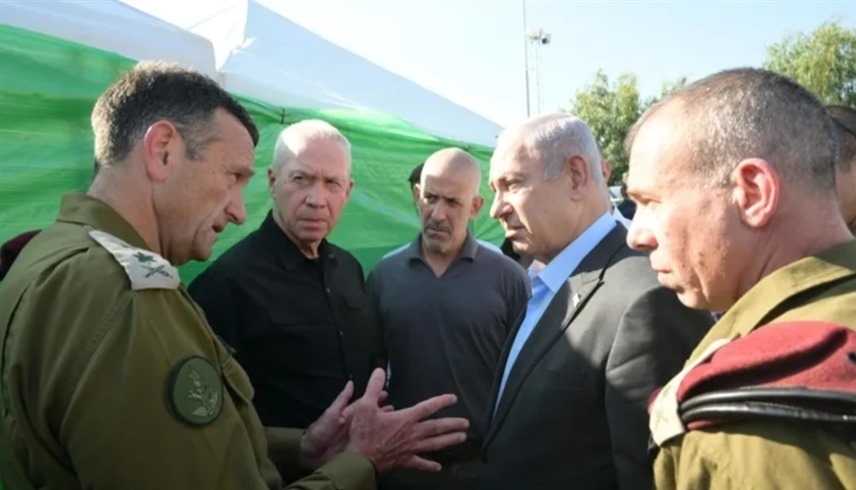 بنيامين نتانياهو مع قادة الجيش الإسرائيلي. (أرشيف)