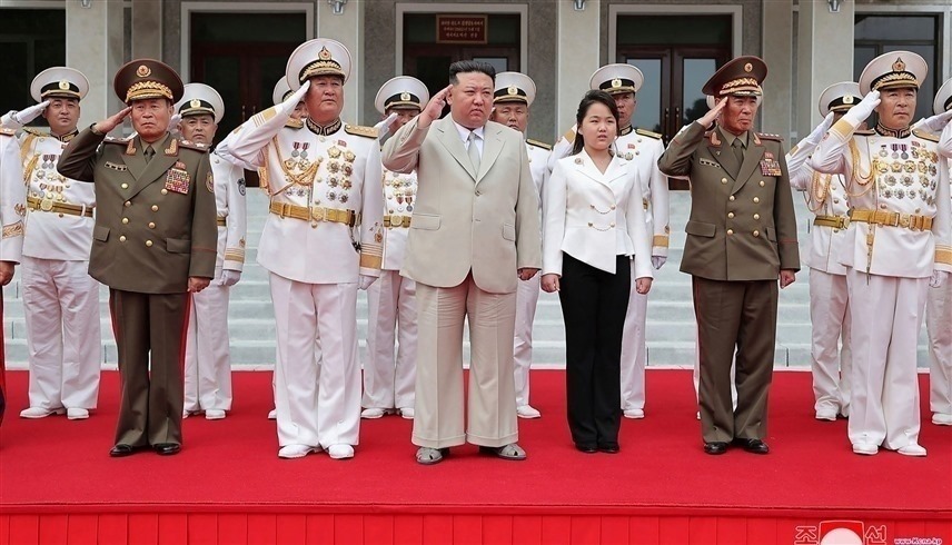  زعيم كوريا الشمالية كيم جونغ أون برفقة ابنته جو-إي خلال الزيارة (يونهاب)
