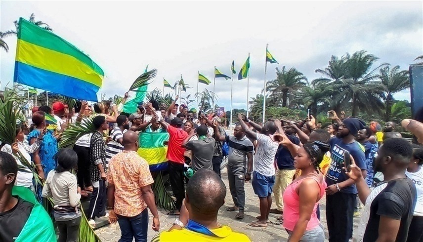 مواطنون في الغابون يحتفلون بالانقلاب العسكري على الرئيس بونغو (رويترز)
