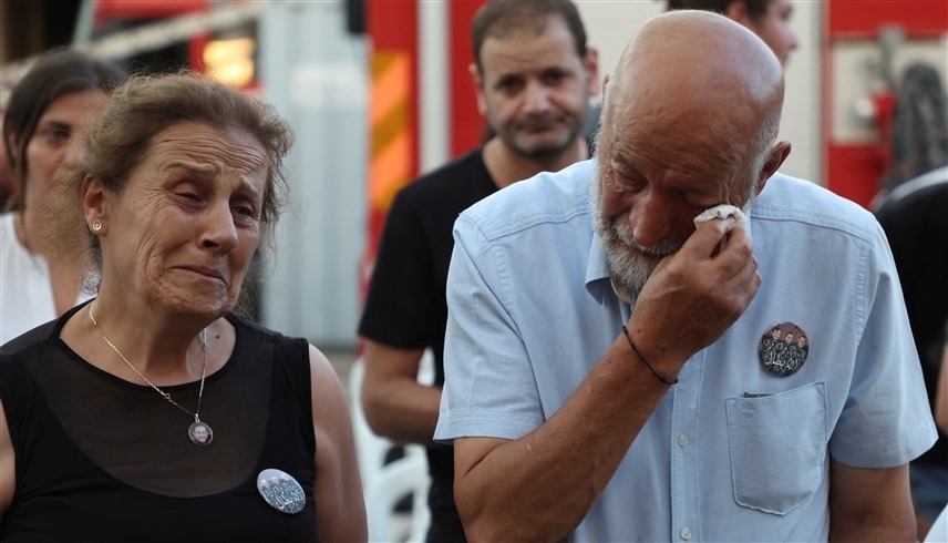 أقارب أحد ضحايا انفجار مرفأ بيروت يبكون حزناً (رويترز)