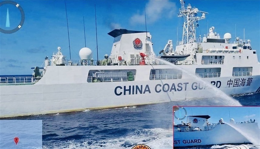 زوارق الصين تطلق المياه على خفر السواحل الفلبيني (تويتر)