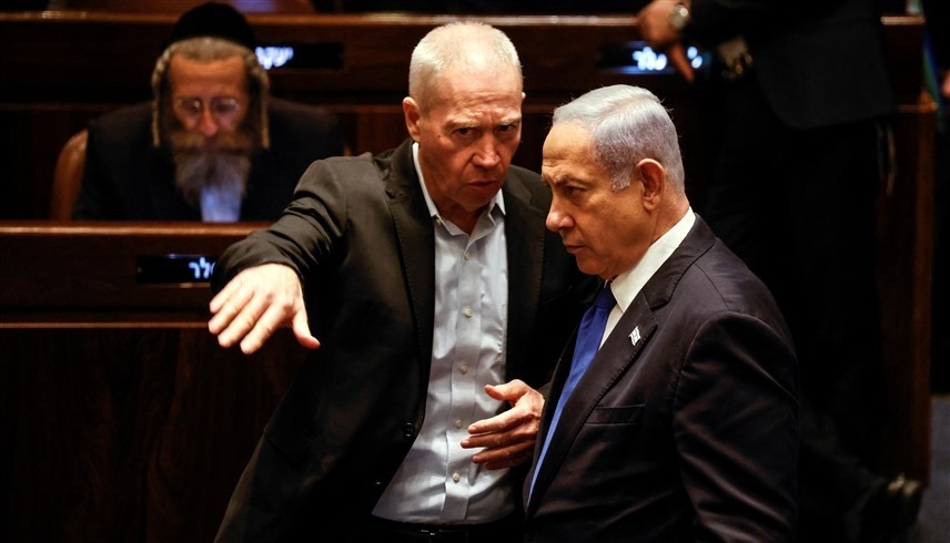وزير الدفاع الإسرائيلي يوآف غالانت رفقة رئيس الوزراء نتانياهو (رويترز)