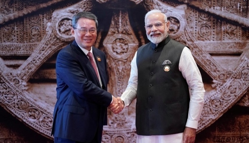 رئيس الوزراء الهندي ناريندرا مودي، ونظيره الصيني لي تشيانغ (رويترز) 