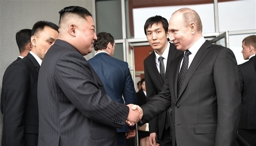 لقاء سابق بين الرئيس الروسي فلاديمير بوتين والزعيم الكوري الشمالي كيم جونغ أون (أ ف ب)