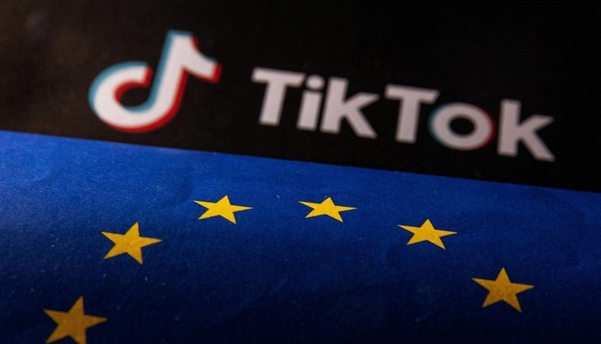 صورة لشعاري الاتحاد الأوروبي وتطبيق تيك توك (أرشيف)