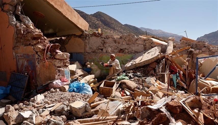 مغربي يتفقد منزله المدمر جراء الزلزال (رويترز)