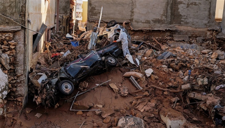 فريق إنقاذ يعاين موقعاً دمرته الفيضانات في درنة (رويترز)
