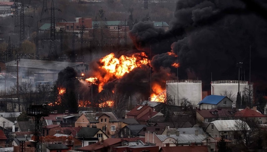 حريق في لفيف الأوكرانية بعد غارة روسية (أ ف ب)