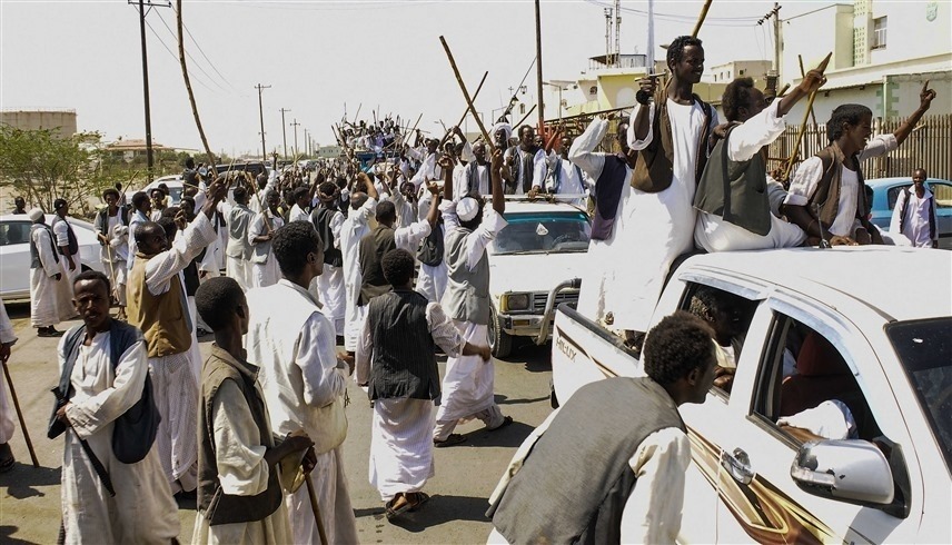 محتجون من قبائل البجا في شرق السودان (رويترز)