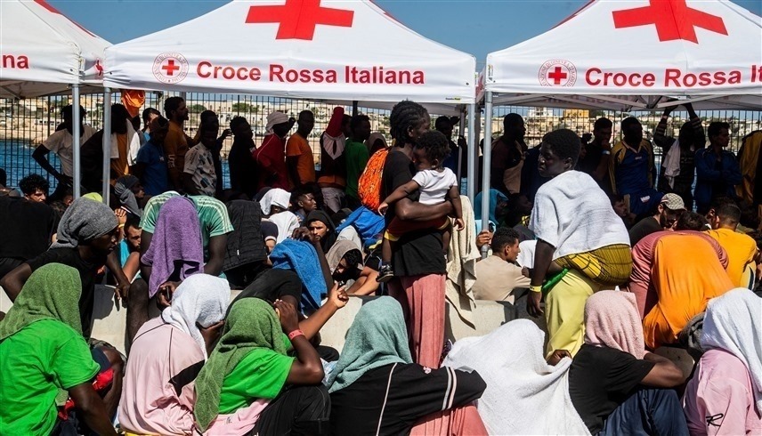 الجزيرة الإيطالية تشهد تدفقاً لأعداد متزايدة من المهاجرين القادمين من السواحل الإفريقية ما سبب أزمة كبرى لإيطاليا