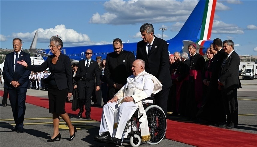 رئيسة الوزراء الفرنسية اليزابيث بورن والبابا فرنسيس بعد وصوله إلى مرسيليا (أ ف ب)