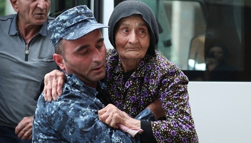 لاجئة تصل أرمينيا من ناغورني قره باغ (رويترز)