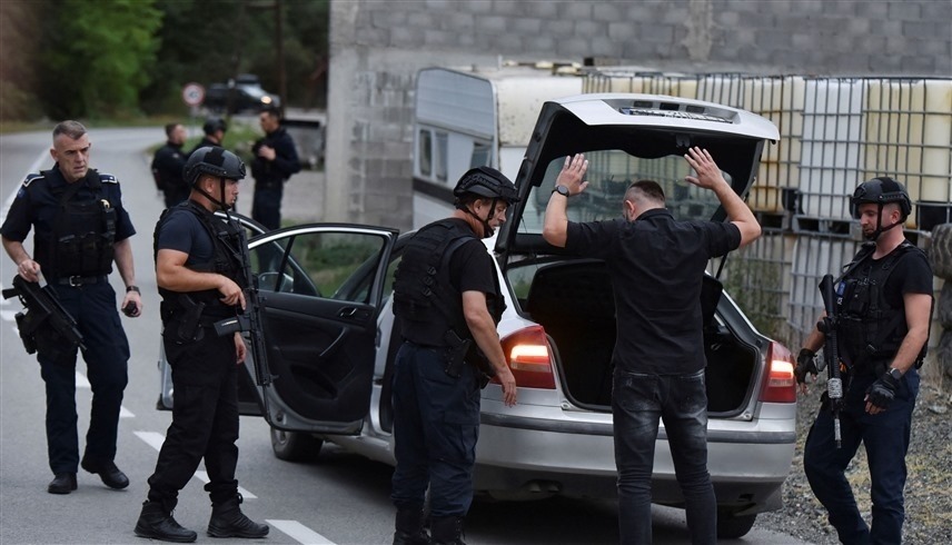 شرطة كوسوفو تجري عمليات تفتيش بعد الهجوم (رويترز)