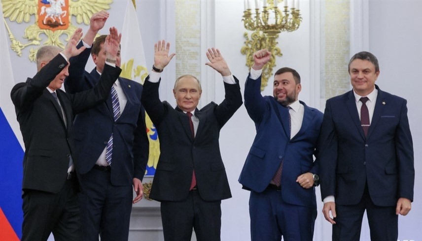 الرئيس الروسي فلاديمير بوتين مع حكام دونيتسك ولوغانسك ومقاطعتي زابوروجيه وخيرسون (رويترز)