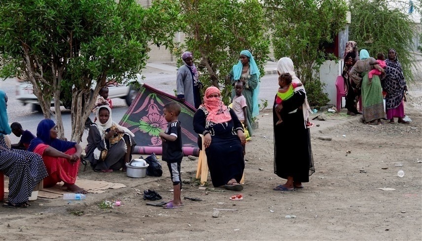 عائلات سودانية تنزح إلى شارع في الخرطوم مع اشتداد القتال (رويترز)