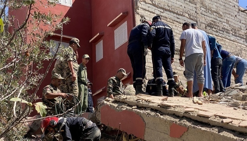 جانب من أعمال الإنقاذ بعد الزلزال المدمر في المغرب (رويترز)