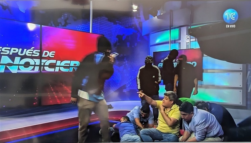  لقطات تلفزيونية حية تظهر مسلحين يسيطرون على محطة تلفزيون تي.سي الإكوادورية (إكس) 