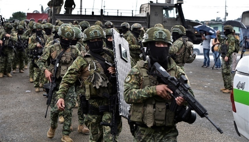 جنود مستنفرون في شارع بالإكوادور بعد تصاعد العنف (رويترز)
