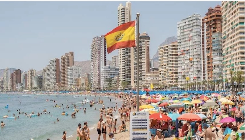 اسبانيا تفرض الكمامات في المراكز الصحية والمستشفيات (ديلي ستار)