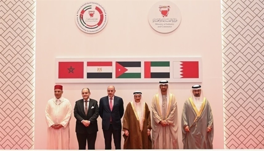 الوزراء المشاركون في اجتماعات اللجنة العليا للشراكة الصناعية التكاملية لتنمية اقتصادية مستدامة في البحرين (بنا)