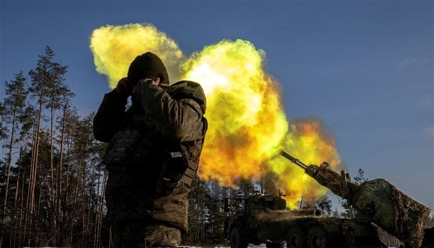 جندي أوكراني يصم أذنيه لحظة إطلاق قذيفة على أهداف روسية (وكالات)