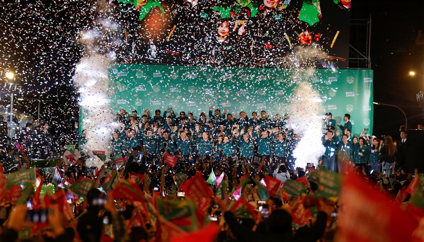 احتفالات في معسكر الرئيس الفائز بالانتخابات في تايوان (رويترز)