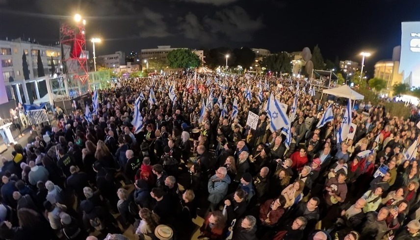 عشرات الآلاف من الإسرائيليين يتظاهرون في تل أبيب مطالبين بإطلاق الرهائن المحتجزين في غزة (إكس)