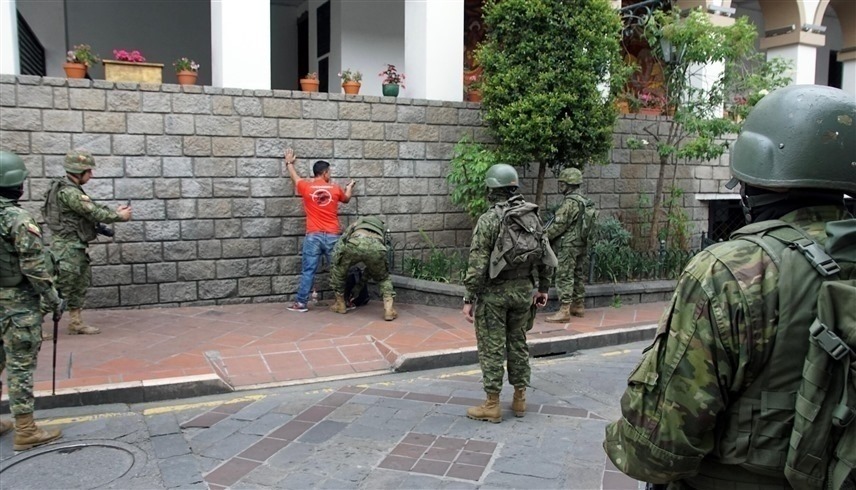 تم نشر أكثر من 22400 عسكري في الإكوادور، وتنفيذ عمليات تفتيش شاملة في السجون (أ ف ب)
