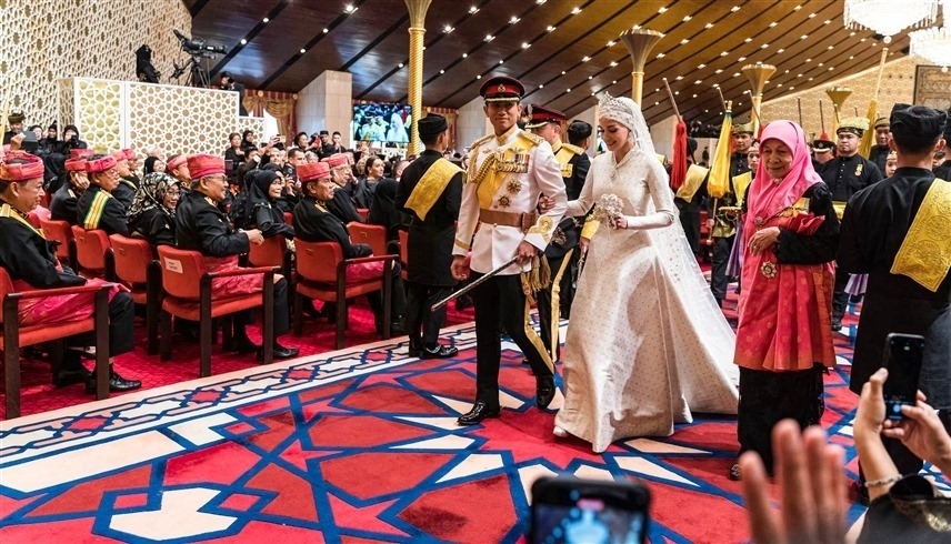 الأمير  عبدالمتين وزوجته يانغ موليا أنيشا روزناه (أ ف ب)