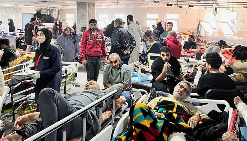 مرضى ومصابون فلسطينيون في مستشفى الشفاء بغزة (إكس)