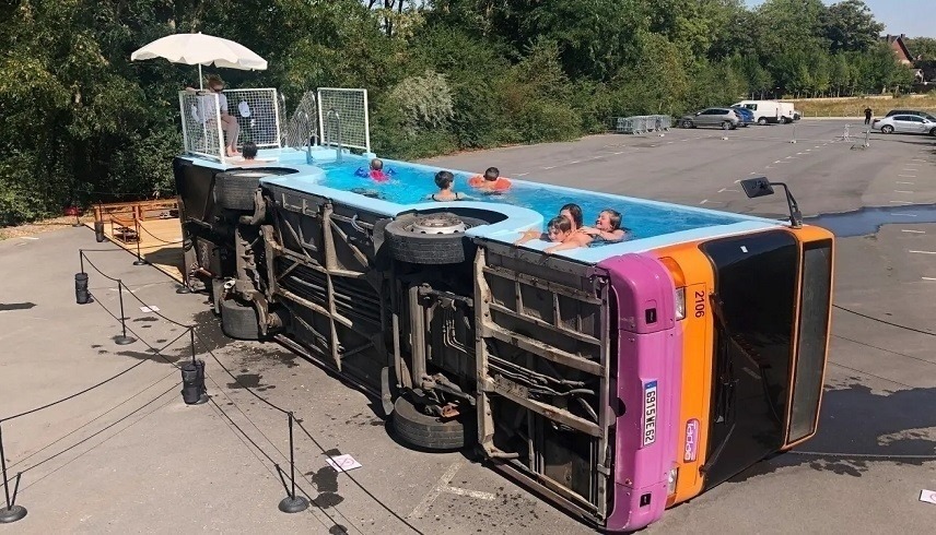 مجموعة من الأشخاص يسبحون في مسبح الحافلة (ذا صن)