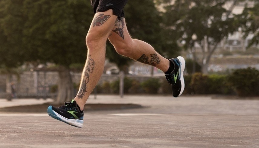 رجل يجري مرتدياً حذاءً رياضياً (أرشيف)