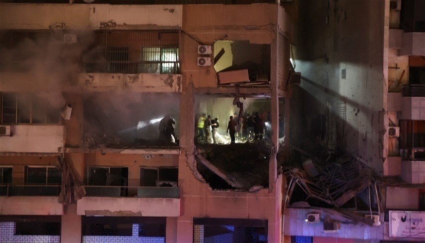 المبنى الذي يضم مكتب حماس في الضاحية الجنوبية لبيروت بعد استهدافه مساء اليوم (رويترز)