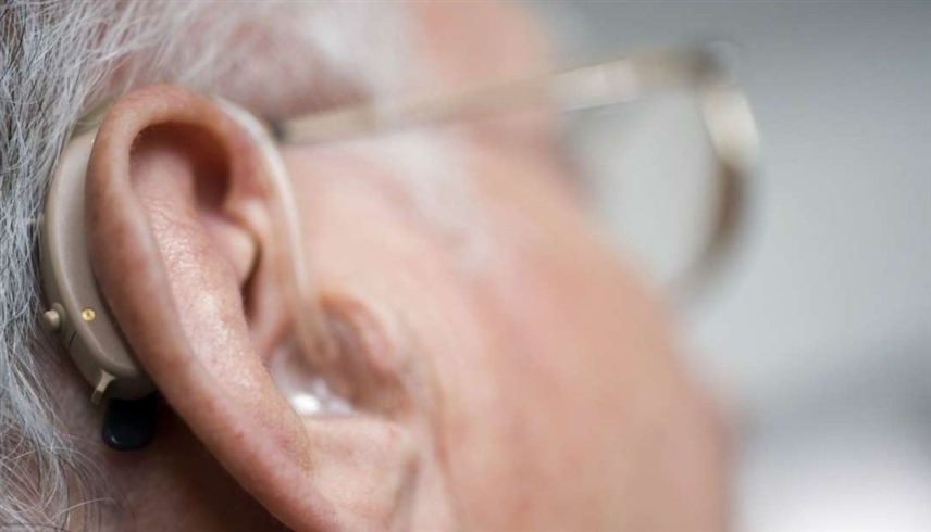 صعوبات السمع مع ارتداء سماعة