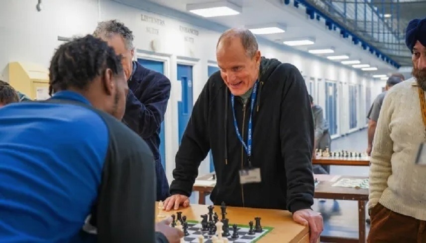 وودي هارلسون يلعب الشطرنج في سجن بريطاني (ذا صن)