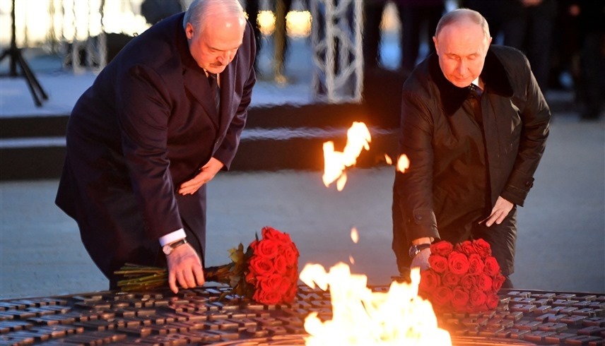 الرئيس الروسي ورئيس بيلاروسيا يضعان الزهور  على نصب تذكاري في لينينغراد (أ ف ب)