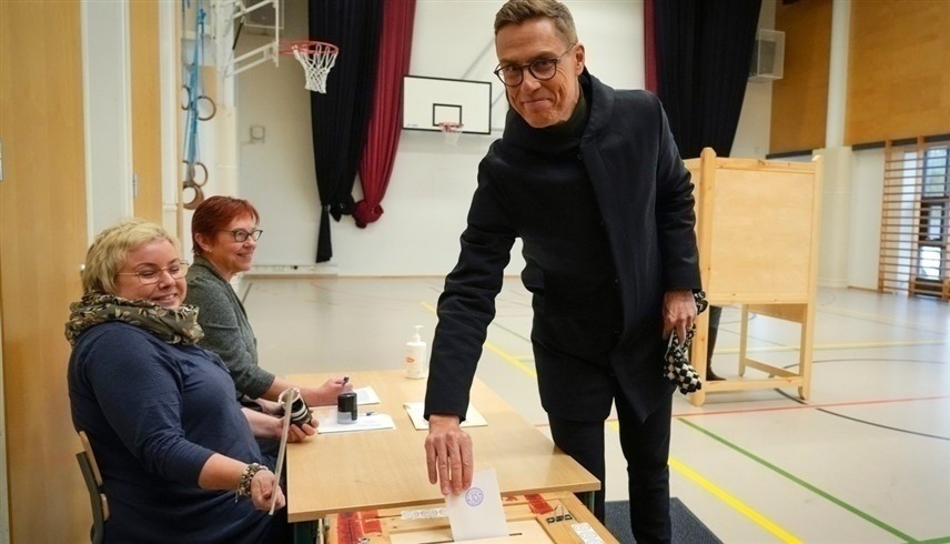 أثناء الإدلاء بالأصوات في انتخابات الرئاسة الفنلندية (أ ف ب)
