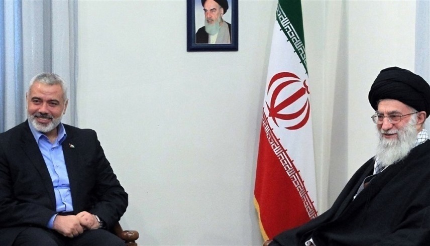 لقاء سابق بين المرشد الإيراني علي خامنئي ورئيس المكتب السياسي لحماس إسماعيل هنية (أ ف ب)