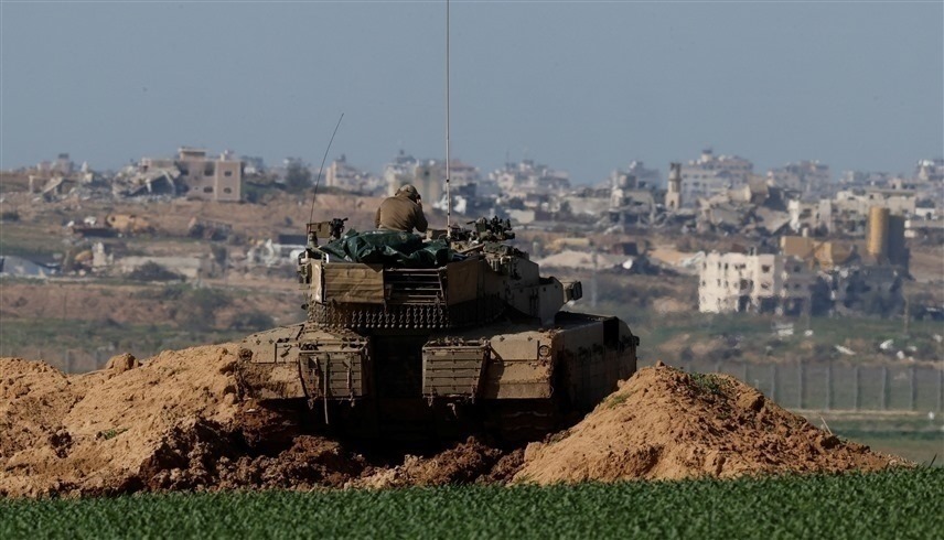 دبابة إسرائيلية متمترسة على حدود غزة (وكالات)