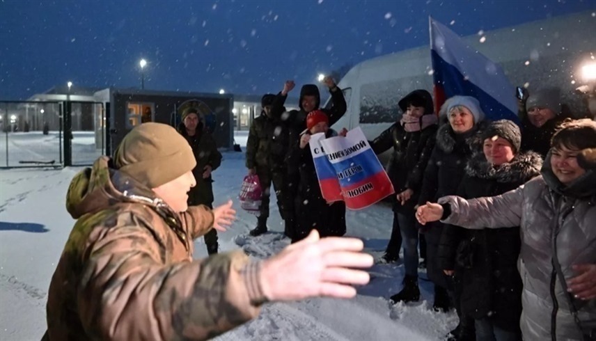أسير روسي محرر يتجه نحو عائلته بعد تحريره (سبوتنيك)
