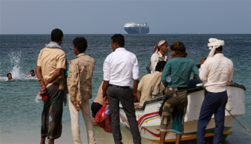 مسلحون يمنيون على ضفاف البحر الأحمر (رويترز)