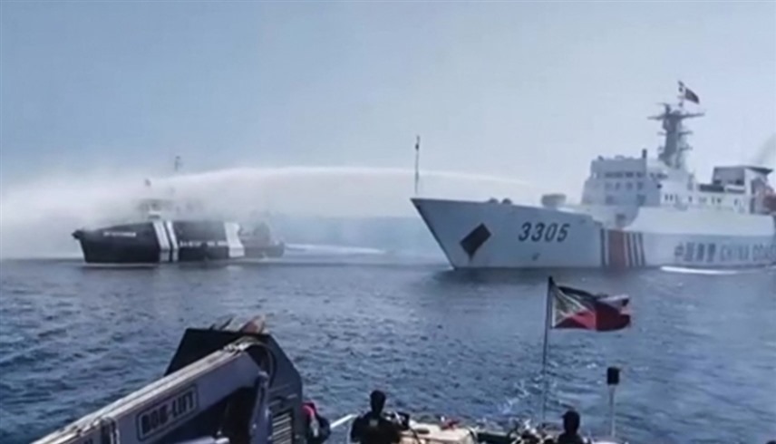 سفينة صينية تستخدم خراطيم مياه ضد قوارب فلبينية (أ ف ب)