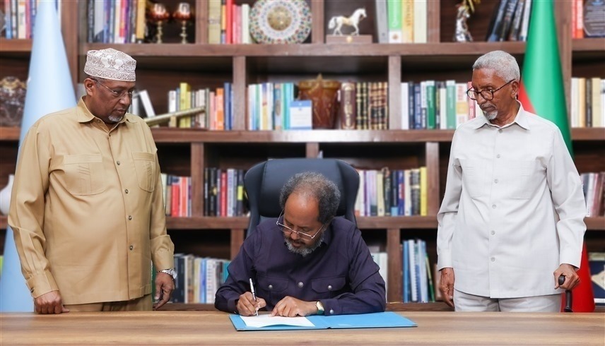 الرئيس الصومالي حسن شيخ محمود يوقع القانون (إكس)